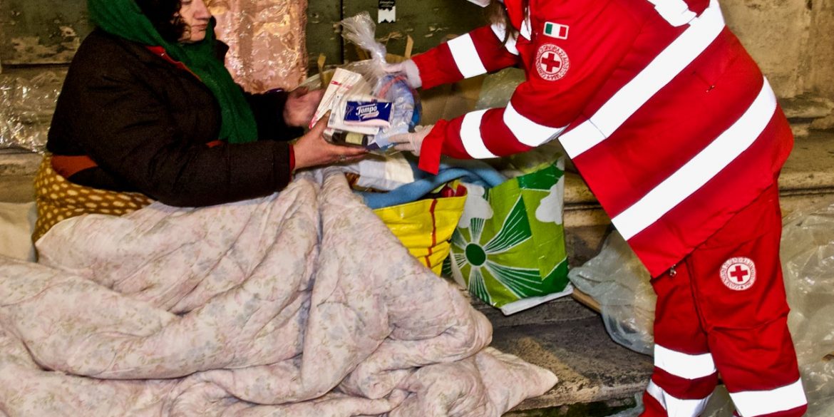 Essity e Croce Rossa Italiana consegnano alle donne bisognose kit per l'igiene personale
