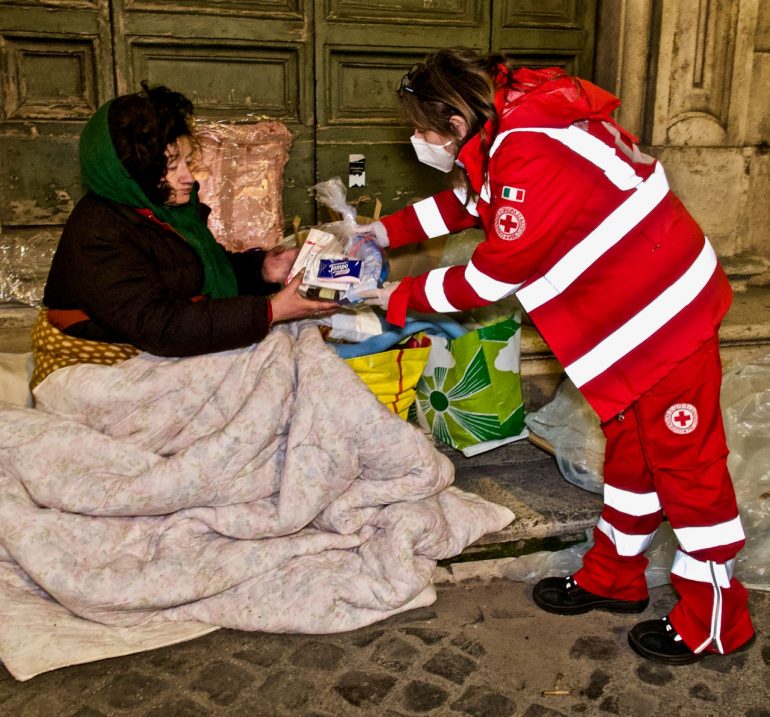 Essity e Croce Rossa Italiana consegnano alle donne bisognose kit per l'igiene personale