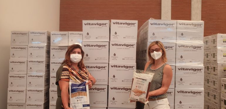 I pacchi di grissini inviati da Vitavigor a sostegno della ripartenza dei ristoratori