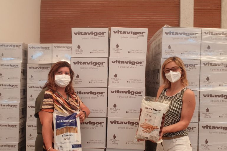 I pacchi di grissini inviati da Vitavigor a sostegno della ripartenza dei ristoratori