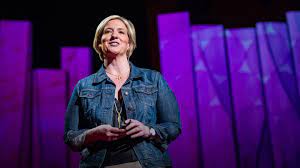 Brené Brown, ricercaatrice e storyteller, sul palco del TED per parlare del valore della vergogna
