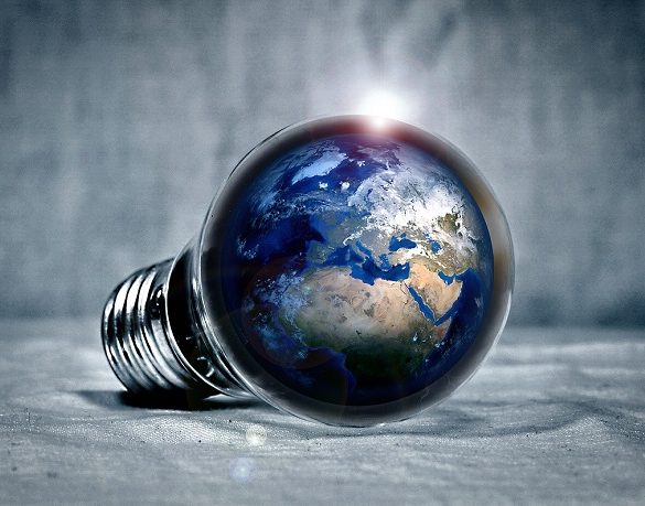 Lampadina con pianeta dentro, a rappresentare la transizione ecologica (Pixabay)