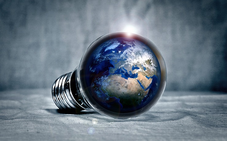 Lampadina con pianeta dentro, a rappresentare la transizione ecologica (Pixabay)