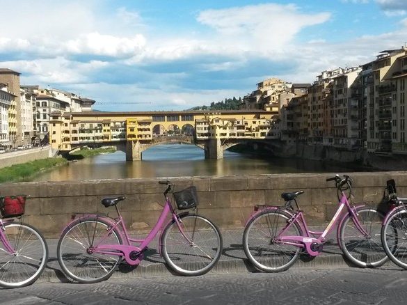 biciclette lungo l'Arno. Firenze è prima nella classifica delle città per mobilità sostenibile