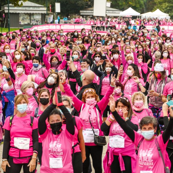 Partecipanti alla Pittarosso Pink Parade per raccolgiere fondi per la ricerca contro i tumori femminili