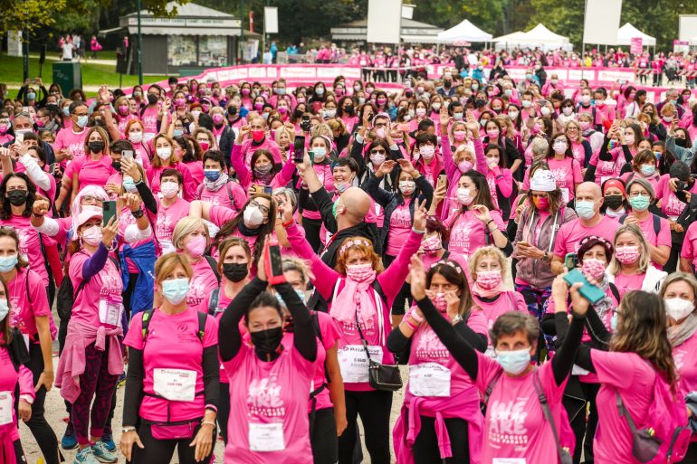 Partecipanti alla Pittarosso Pink Parade per raccolgiere fondi per la ricerca contro i tumori femminili