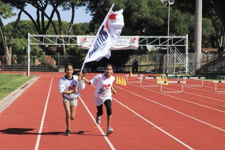 Bambini praticano sport con Sport senza frontiere