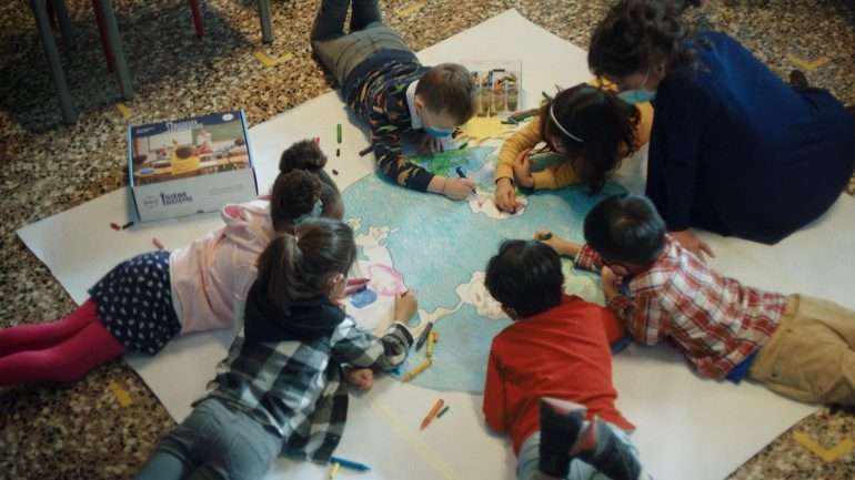 Bambini giocano a scuola con il kit Napisan 'Igiene insieme'