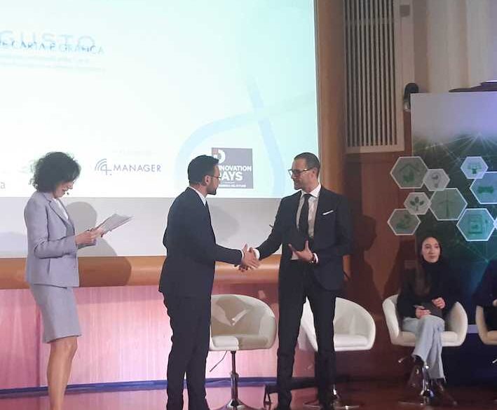 marco raspati ritira il prmeio al Best performer dell'economia circolare