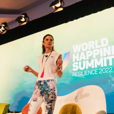 Karen Guggemheim sul palco del World Happiness Summit 2022