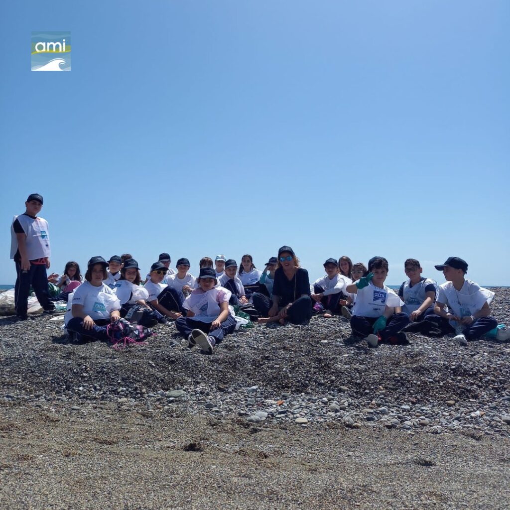 studenti di cirò marina nella giornata di pulizia delle spiagge