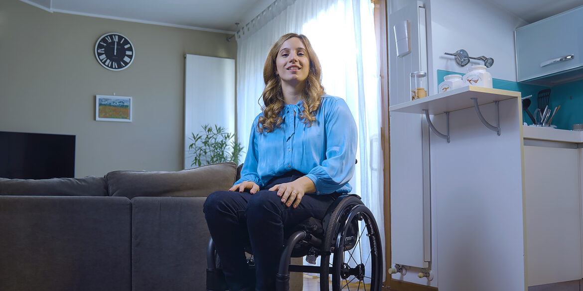Arianna Talamona, fotografata in carrozzella nella campagna showreal, per una rappresentazione autentica della disabilità in pubblicità