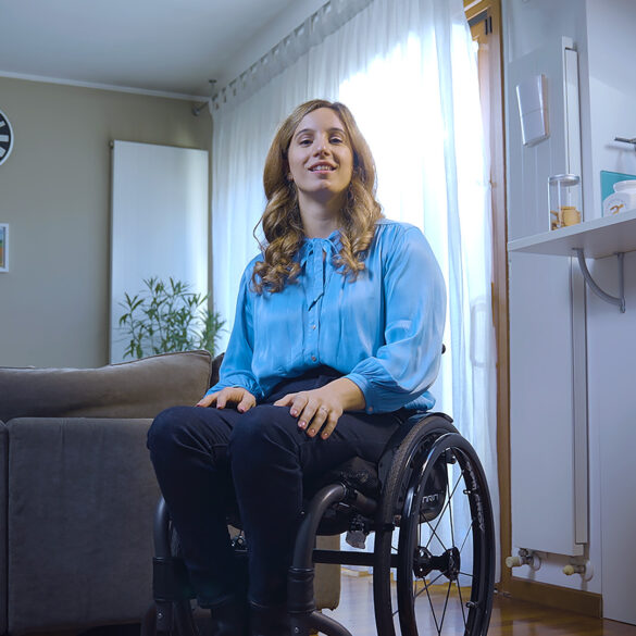 Arianna Talamona, fotografata in carrozzella nella campagna showreal, per una rappresentazione autentica della disabilità in pubblicità