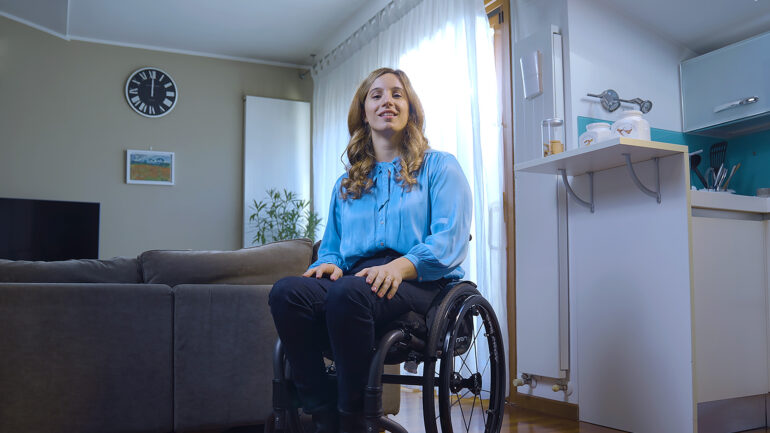 Arianna Talamona, fotografata in carrozzella nella campagna showreal, per una rappresentazione autentica della disabilità in pubblicità