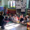 Una classe di bambini in ascolto di una lettura, nell'ambito del progetto 'Il libro come cura'