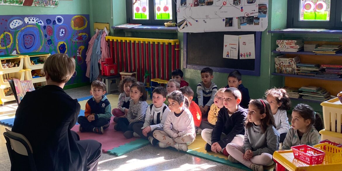 Una classe di bambini in ascolto di una lettura, nell'ambito del progetto 'Il libro come cura'