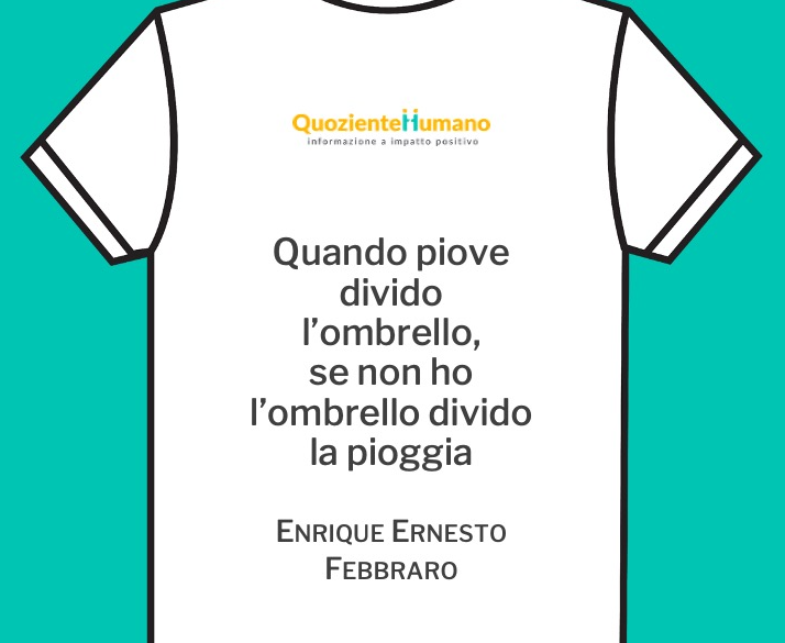 La frase sulla maglietta di Quoziente Humano: "Quando piove divido l'ombrello, se non ho l'ombrello divido la pioggia". Enrique Ernesto Febbraro