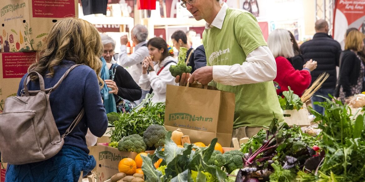 Fa' la cosa giusta, foto di uno stand dedicato alle verdure e alla frutta nostrani