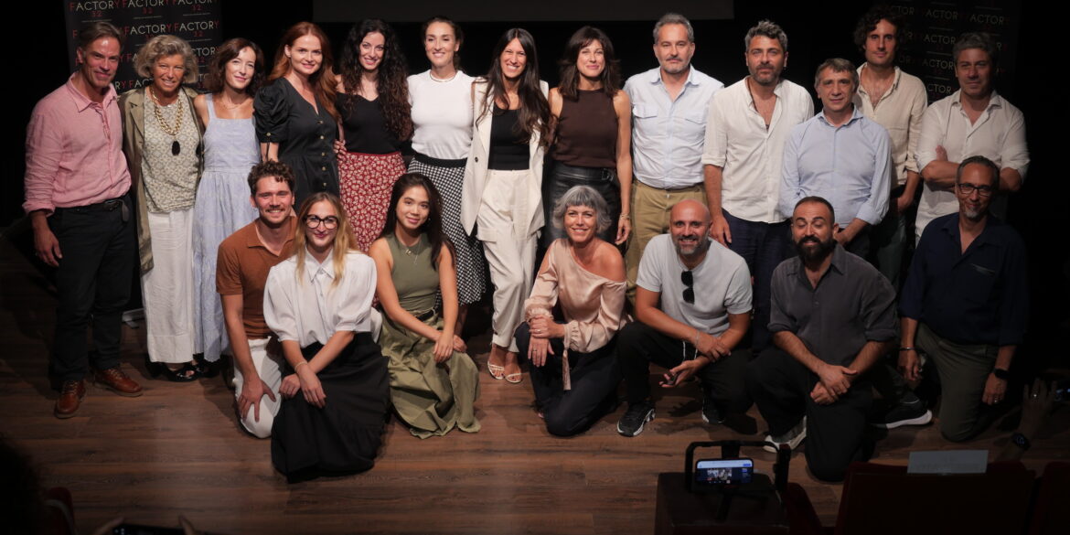 Foto di gruppo sul Palco per i protagonisti della stagione teatrale 2026/2027 di Factory32 a Milano