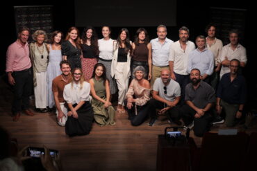 Foto di gruppo sul Palco per i protagonisti della stagione teatrale 2026/2027 di Factory32 a Milano