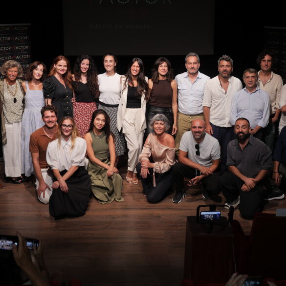Foto di gruppo sul Palco per i protagonisti della stagione teatrale 2026/2027 di Factory32 a Milano